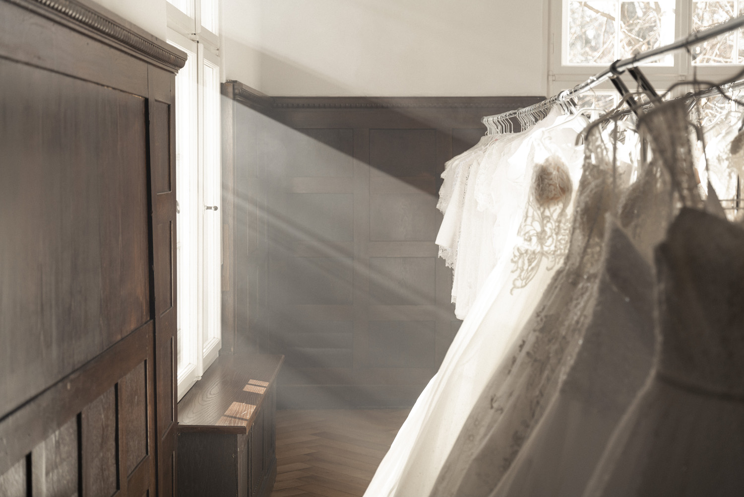 Brautkleider im Sonnenlicht